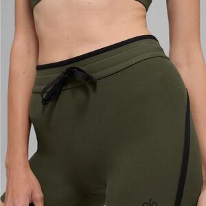 BNWT ALO Yoga Airbrush High-Waist Race Pace Short Small